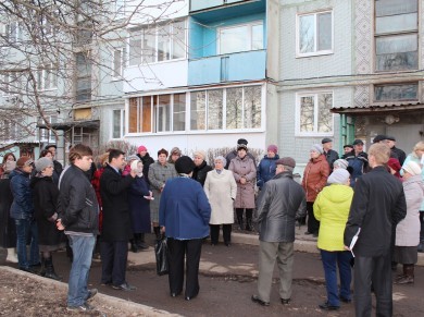 Жильцы дома. Веденеев депутат Новомосковск. Михаил Веденеев Новомосковск. Михаил Веденеев Новомосковск депутат. Рудничная 16 Новомосковск.