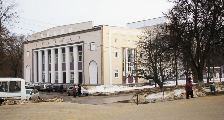 Бывшие гдк. Городской дворец культуры Новомосковск. Новомосковск Тульская область ДК. Дворец культуры Химиков Новомосковск. ДК Строителей Новомосковск.