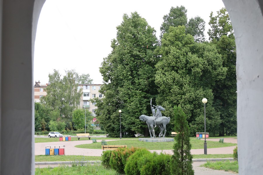 формирование комфортной городской среды нижегородская область. проект дорог. дворовые территории. во дворе. национальный проект формирование комфортной городской среды логотип.